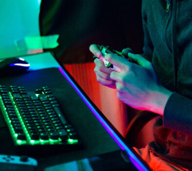 Henkilö pelaa pöydän ääressä.